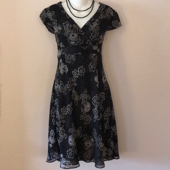 LOFT Dresses & Skirts - 🖤ANNE TAYLOR LOFT ROMANTIC FLORAL DRESS🖤